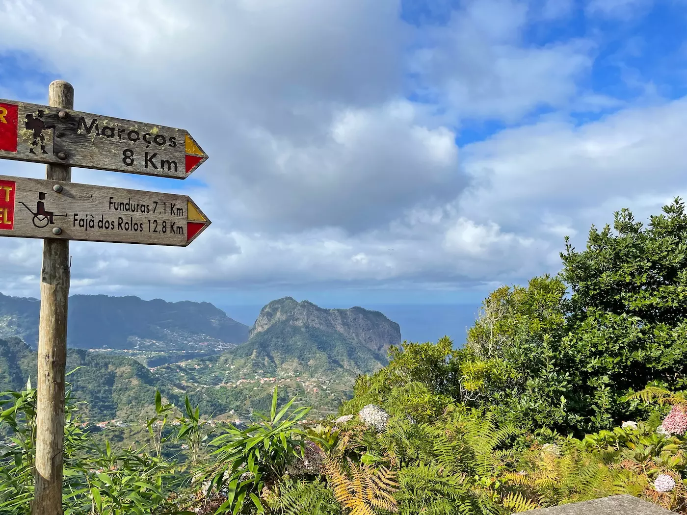 wanderreisen_madeira_rundwanderung_nordkueste_wegweiser