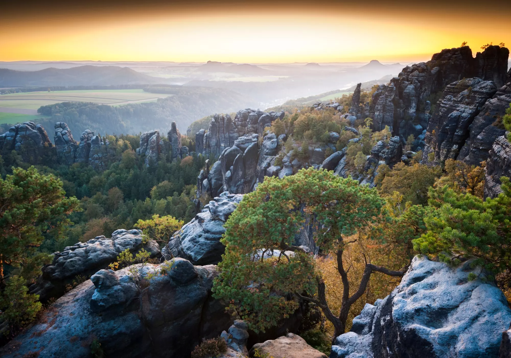Malerweg_Sächische_Schweiz_Blick_auf_Elbsandsteingebirge_bei_Sonnenaufgang