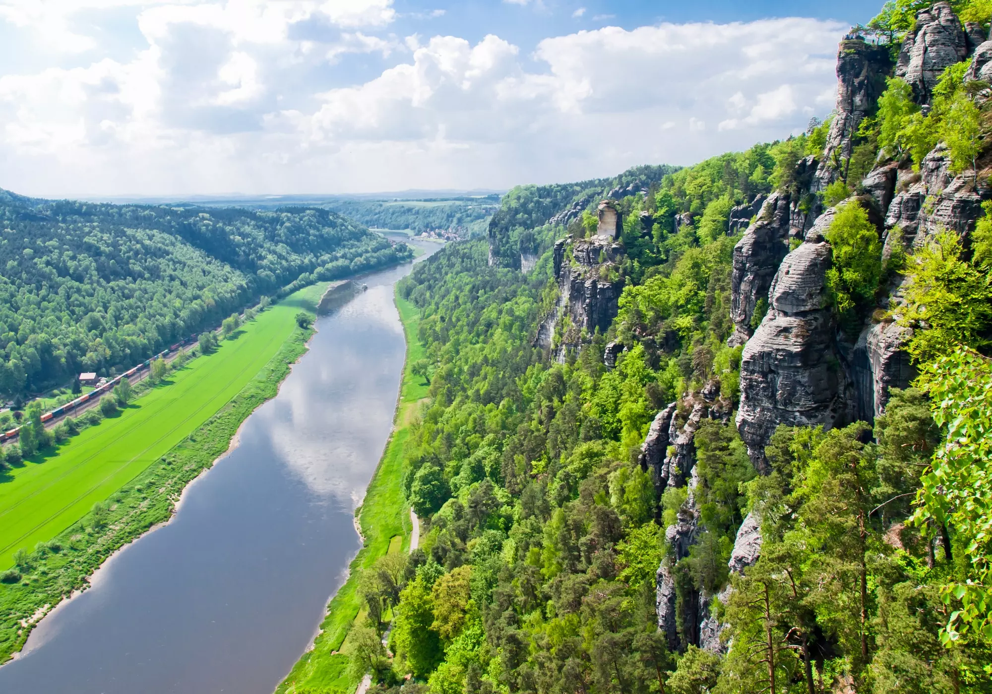Malerweg_Sächische_Schweiz_Blick_auf_Elbsandsteingebirge_und_Elbe