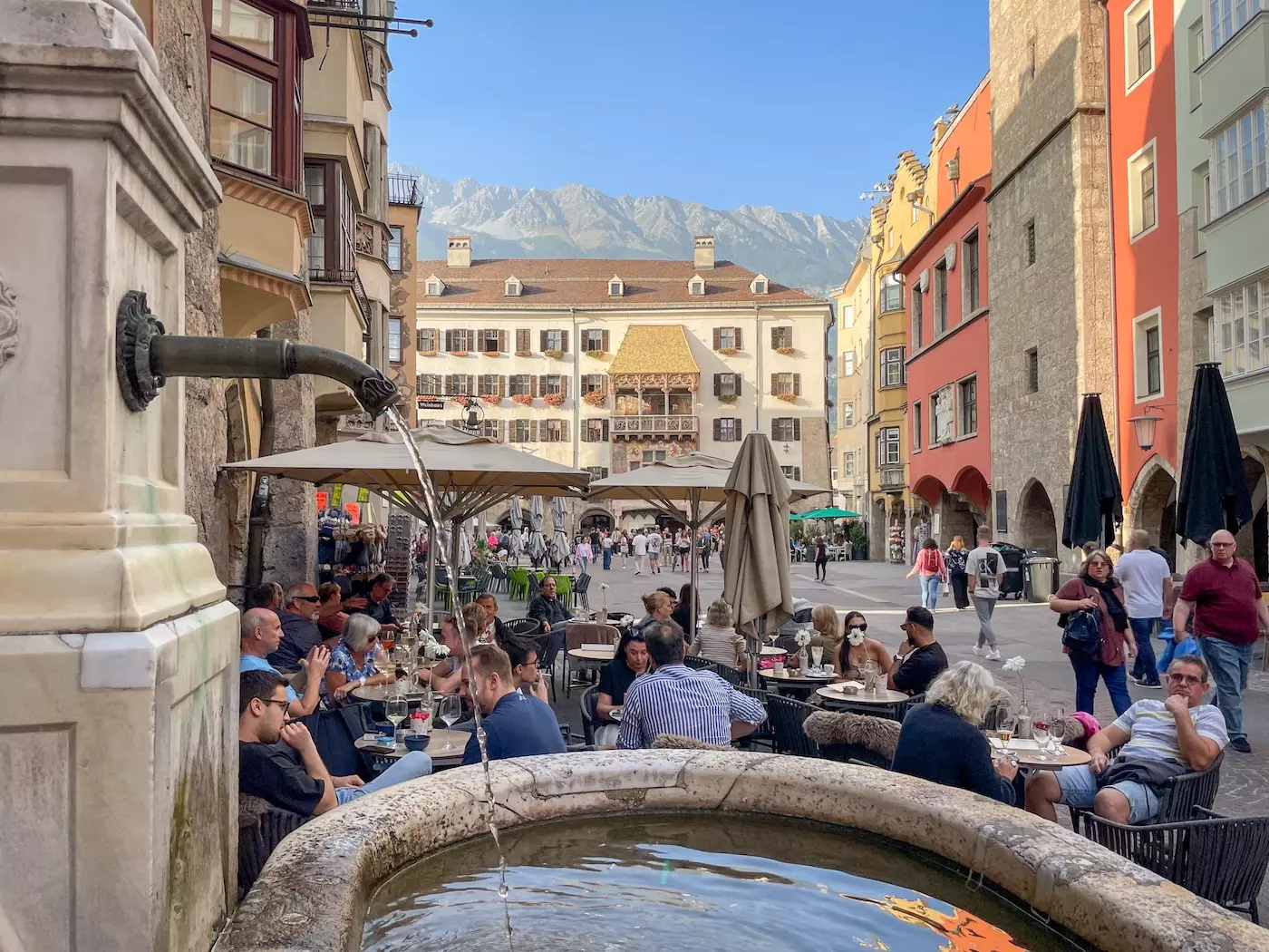wanderreisen_alpenueberquerung_garmisch_sterzing_innsbruck_innenstadt_brunnen