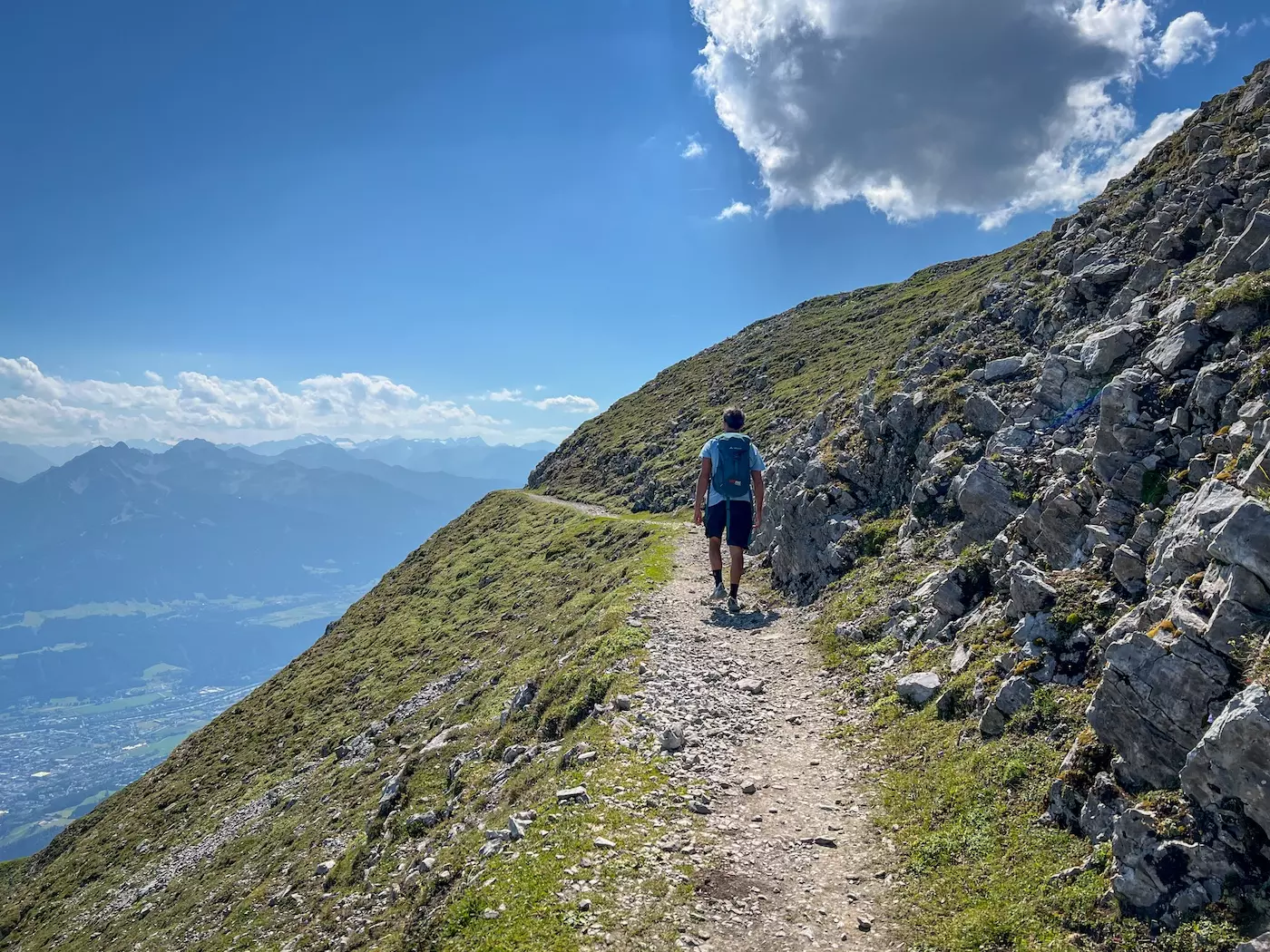 wanderreisen_alpenueberquerung_garmisch_sterzing_karwendel_innsbruck_panoramablick_wanderer