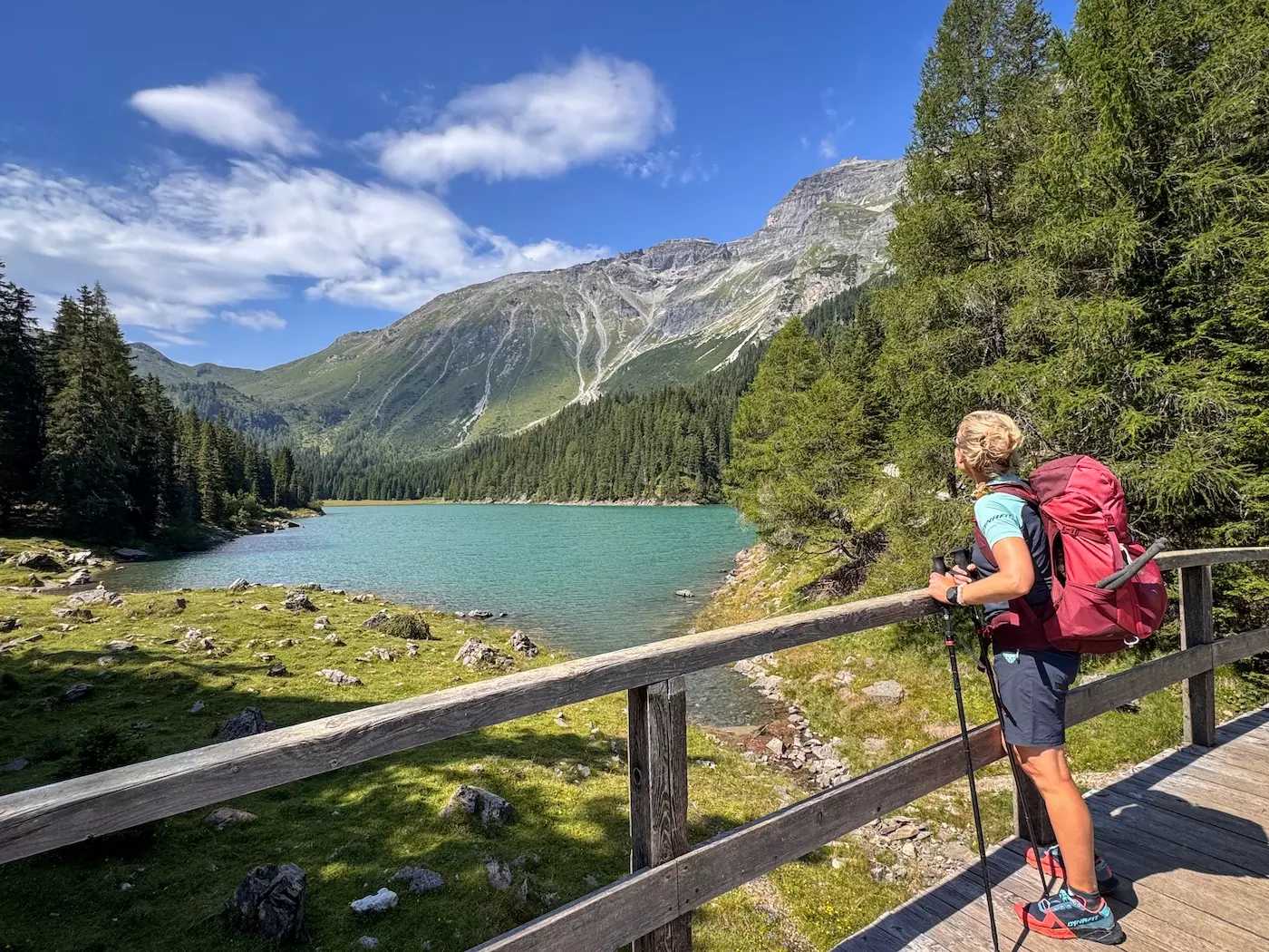 wanderreisen_alpenueberquerung_garmisch_sterzing_obernberger_see_bruecke_wanderin