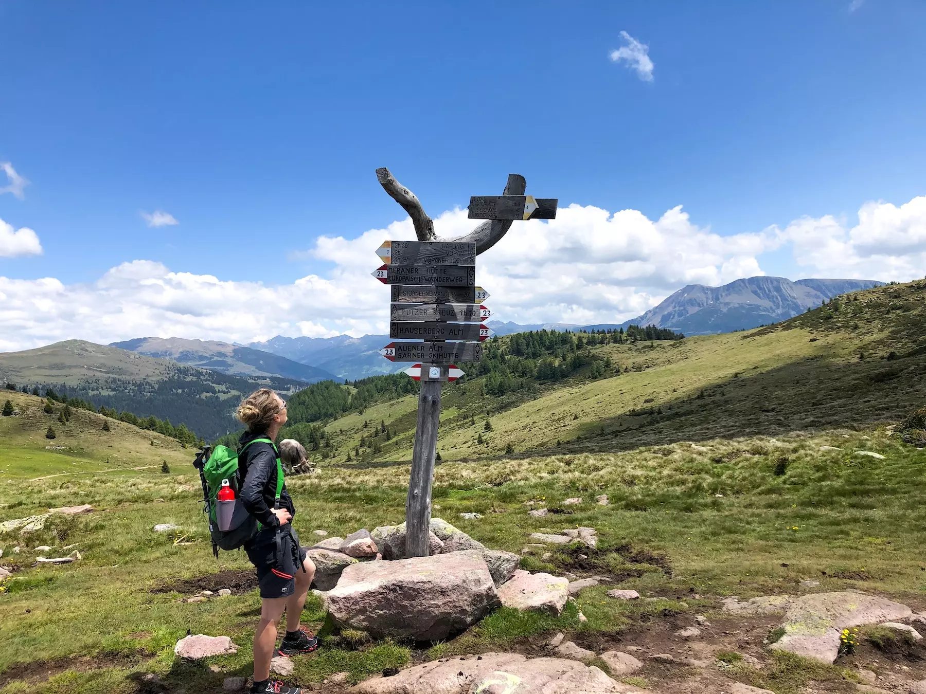 wanderreisen_suedtiroler_wein_und_almenweg_moeltern_rundwanderung_wegweiser