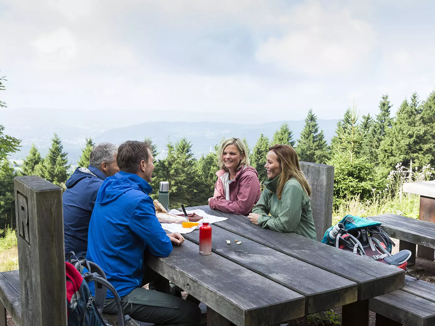 Rennsteig Wanderer Rast an Rennsteigleiter (c) TTG