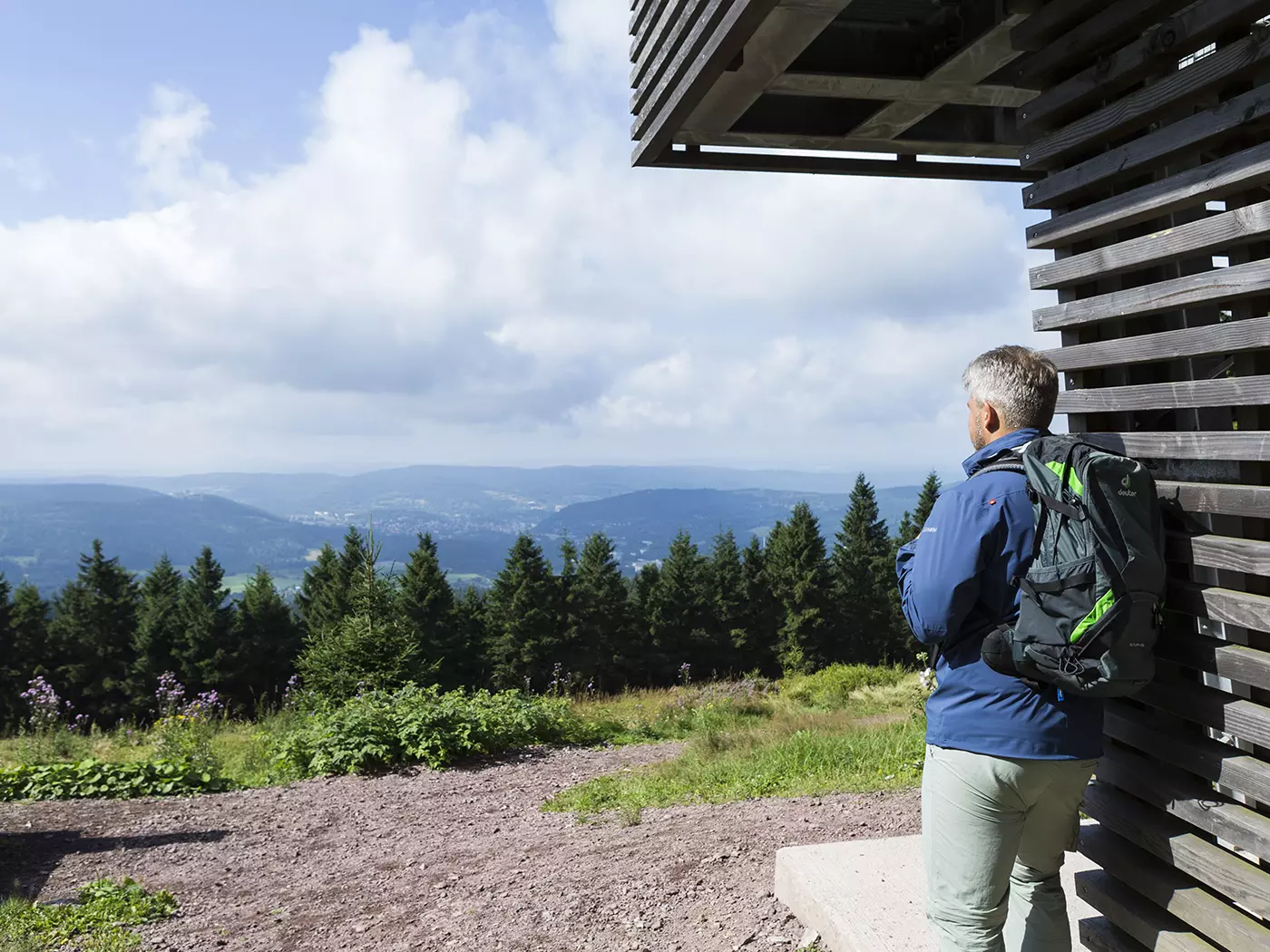 Rennsteig Wanderer am Aussichtspunkt 1 (c) TTG