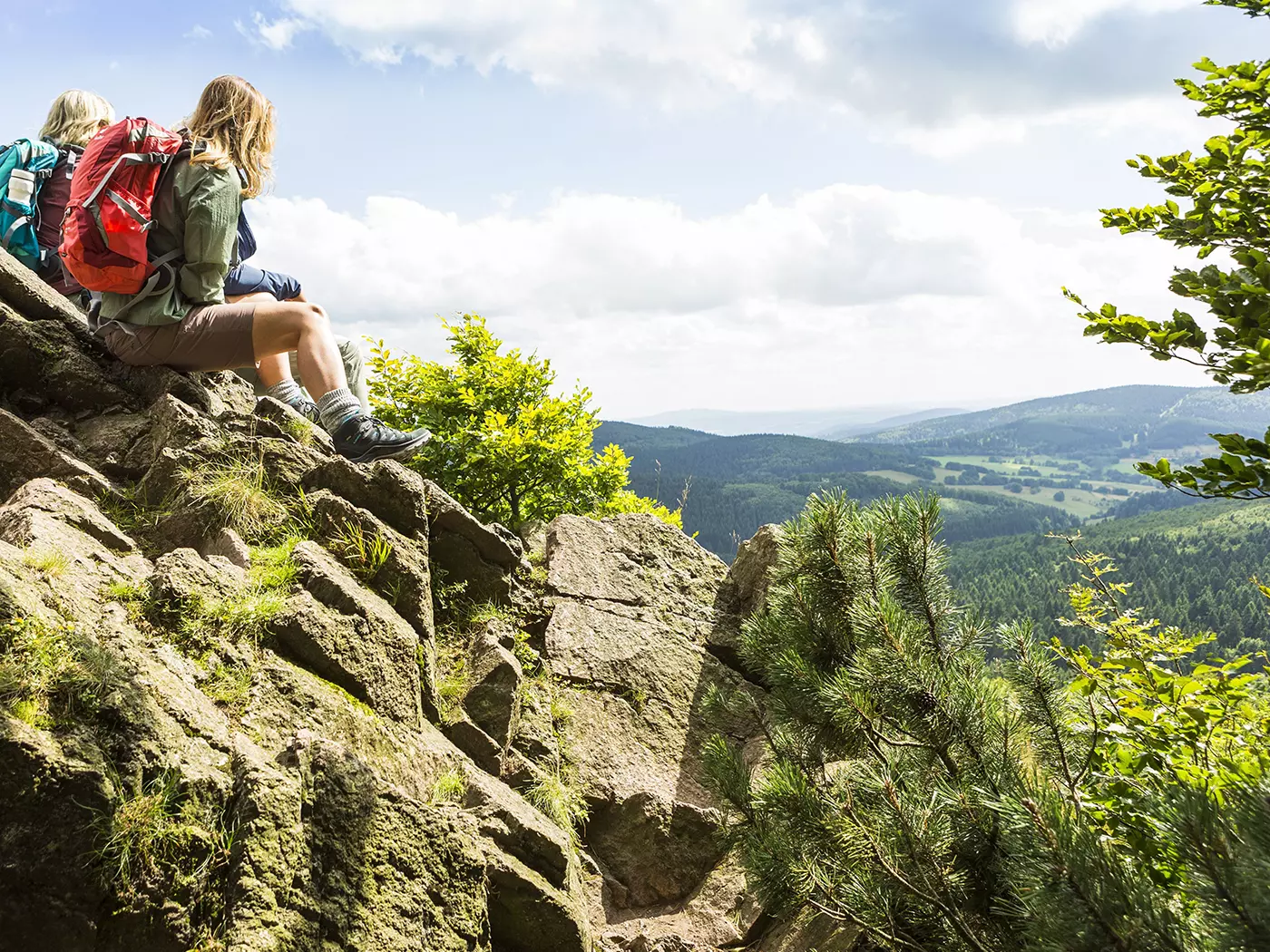 Wanderer Rennsteig auf Fels mit Aussicht (c) TTG