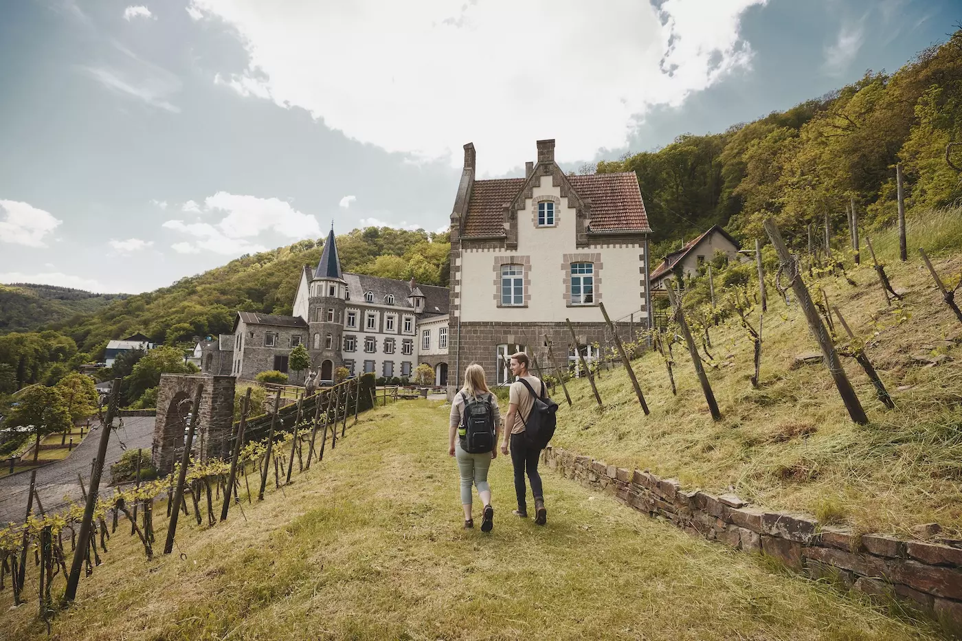 Wanderer an der Burg Brohleck