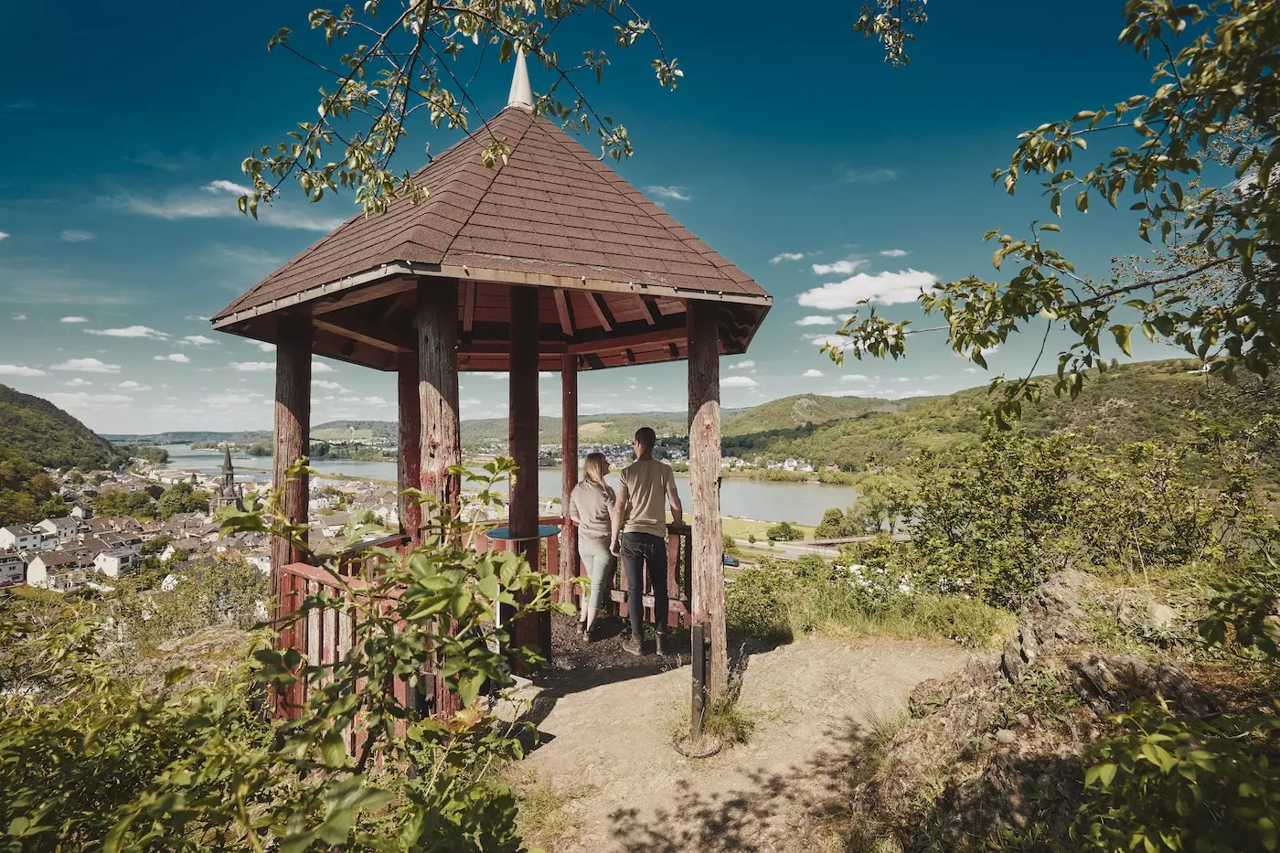 Wanderer auf dem RheinBurgenWeg bei Brohl-Lützing-2
