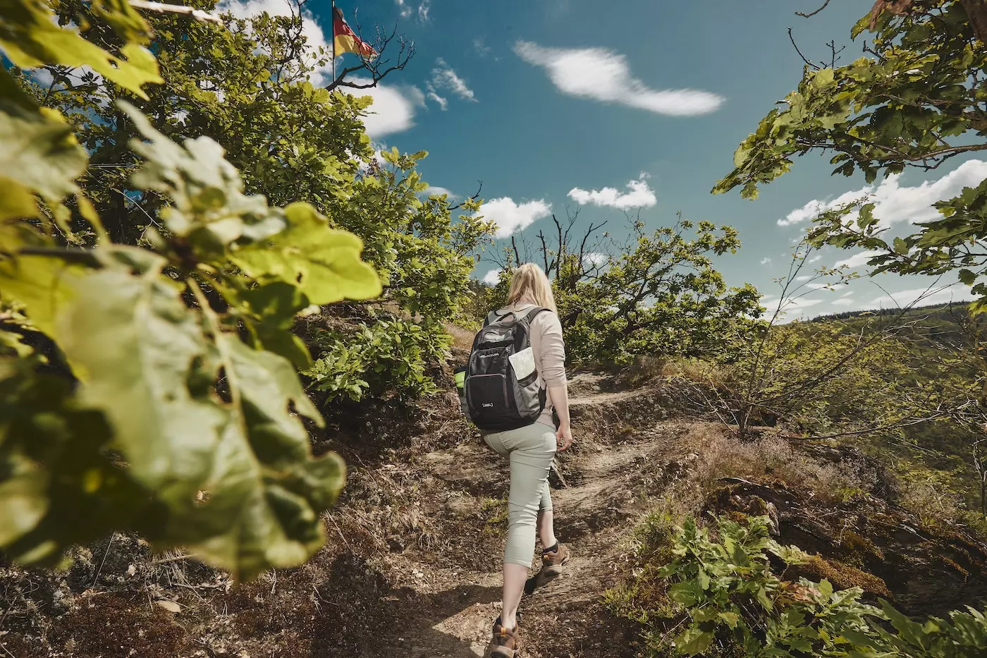 Wanderer auf dem RheinBurgenWeg bei Brohl-Lützing