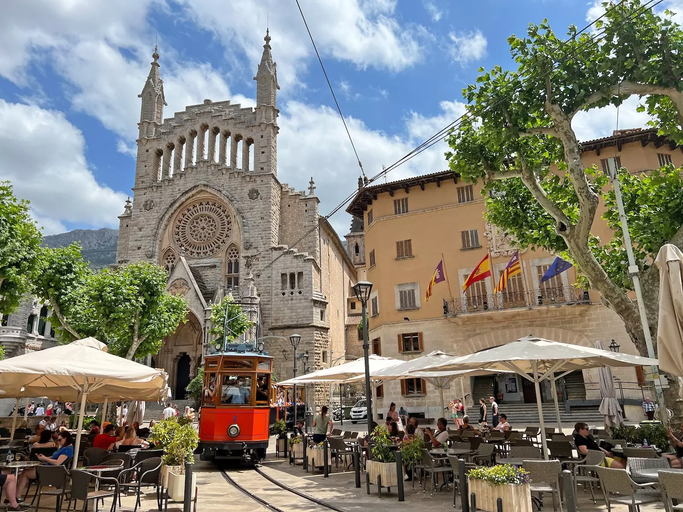 wanderreisen_mallorca_soller_kathedrale_roter_blitz
