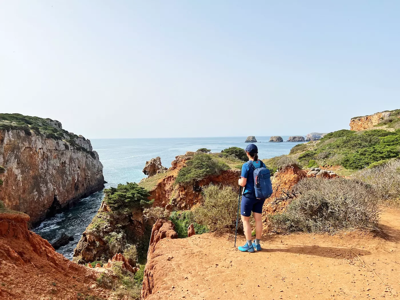 wanderreisen_portugal_kuestenwandern_algarve_aussichtsplatz_panorama_felsen_meer_wanderer
