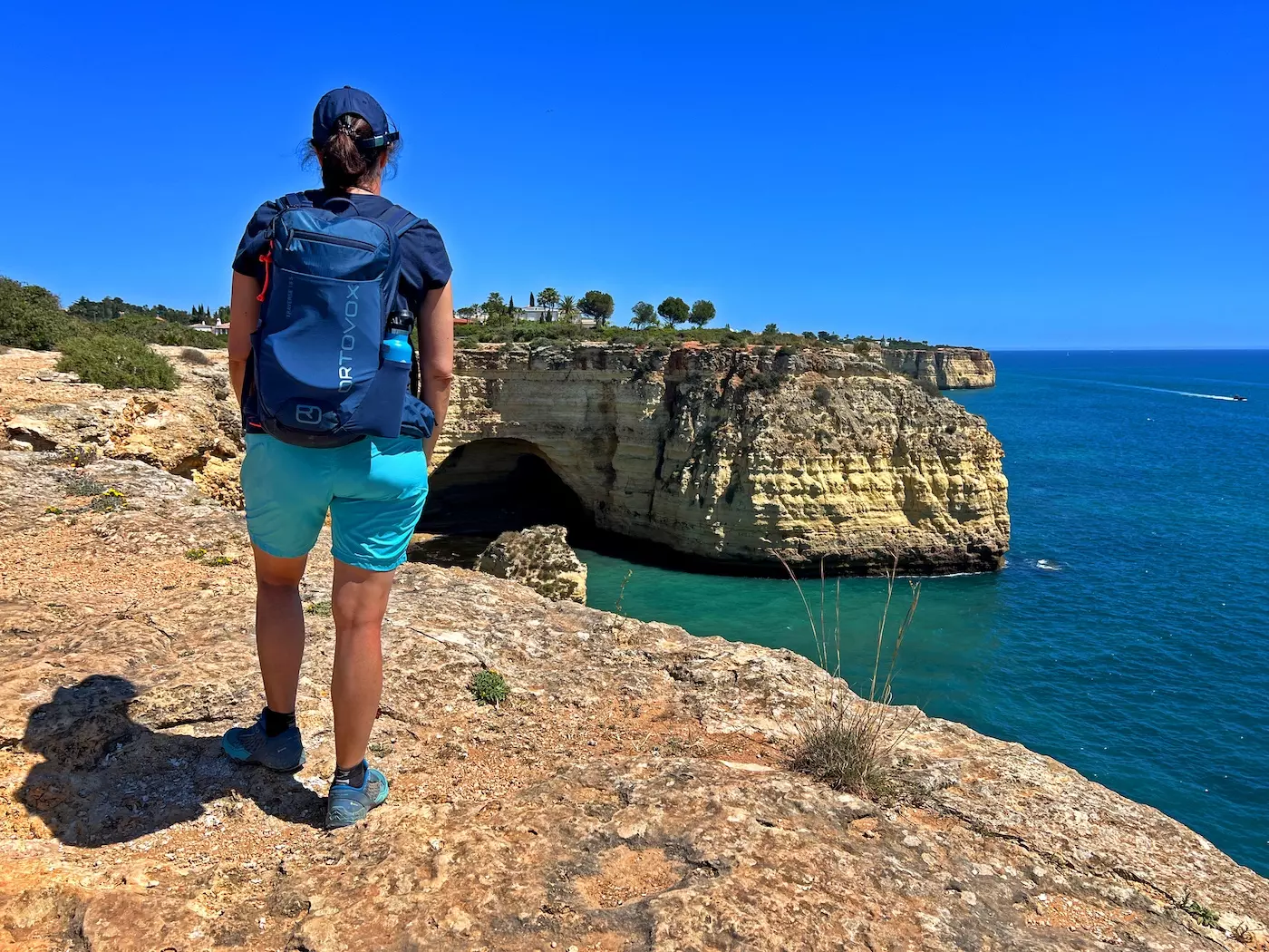 wanderreisen_portugal_kuestenwandern_algarve_blick_kueste_meer_wanderer