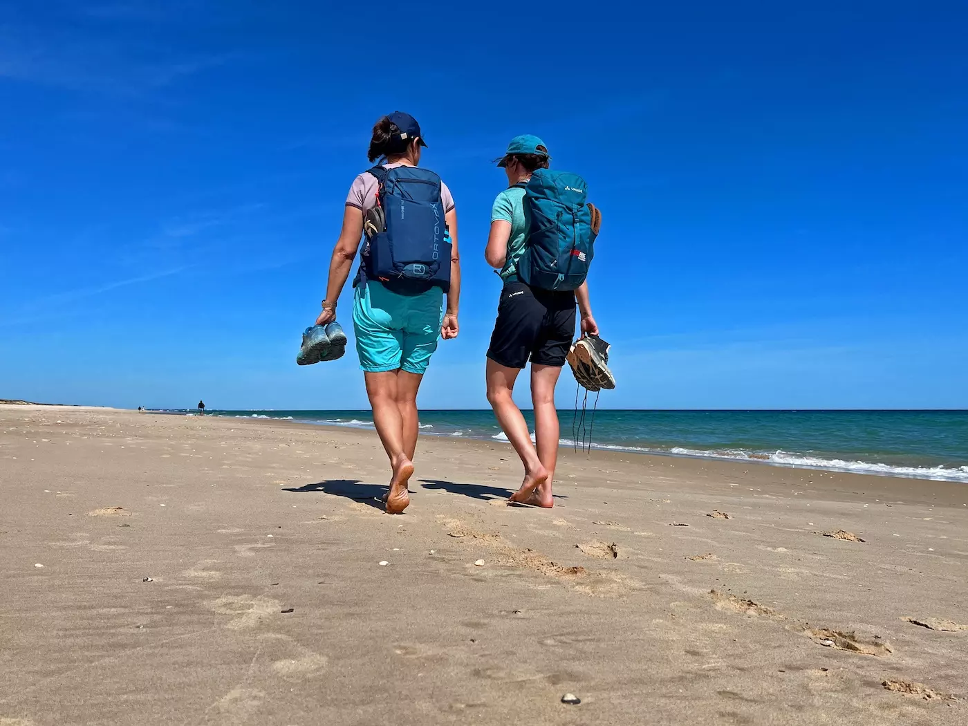 wanderreisen_portugal_kuestenwandern_algarve_ilha_de_tavira_wanderer_am_strand_nahe