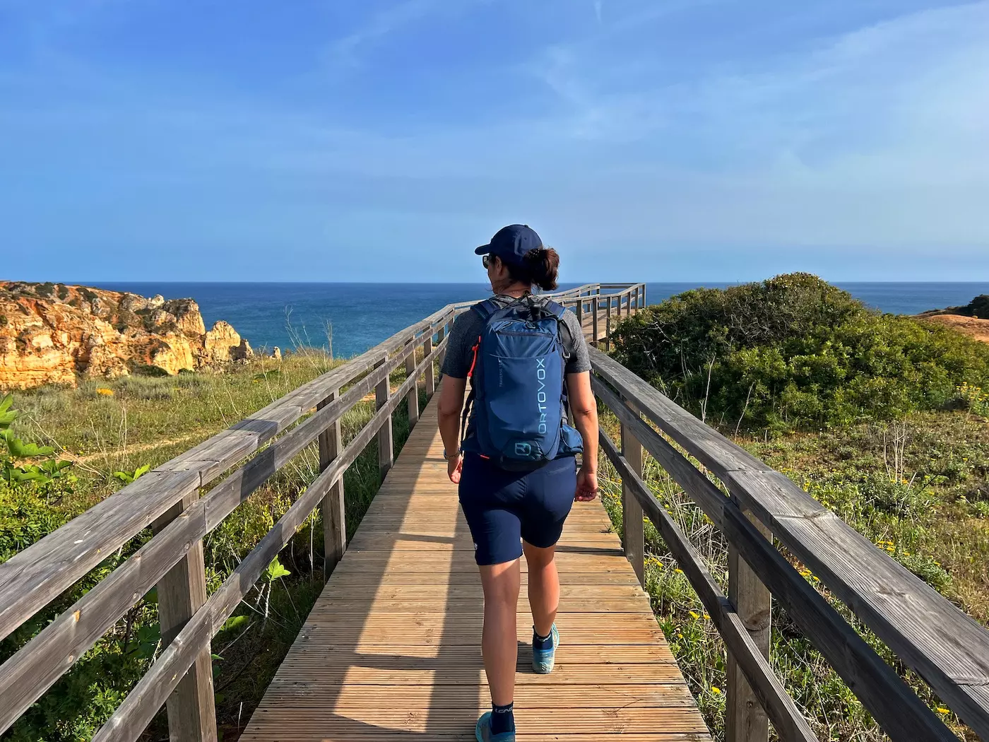 wanderreisen_portugal_kuestenwandern_algarve_ponta_da_piedade_holzsteg