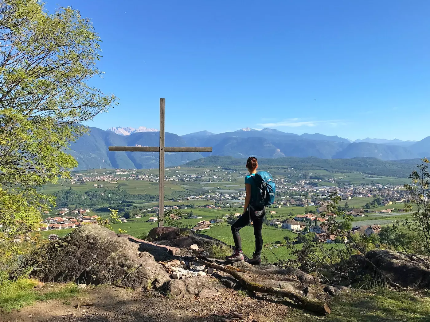 wanderreise_meran_gardasee_panoramasicht_suedtirol_wanderin