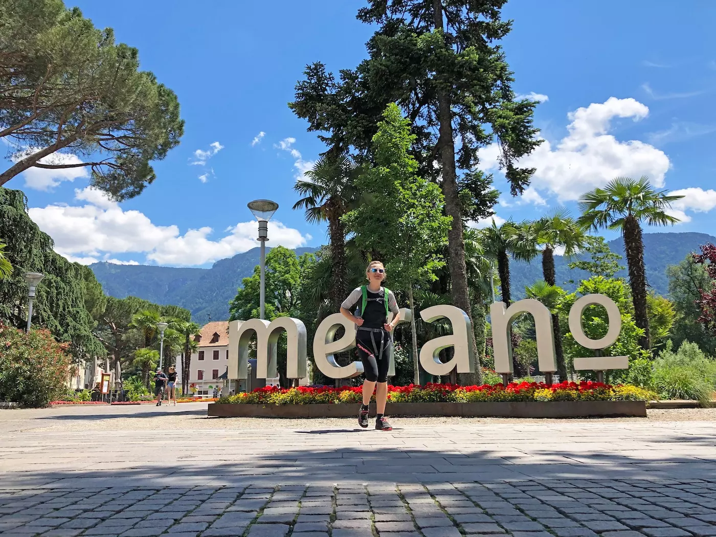 wanderreisen_suedtirol_meran_schriftzug_wanderer