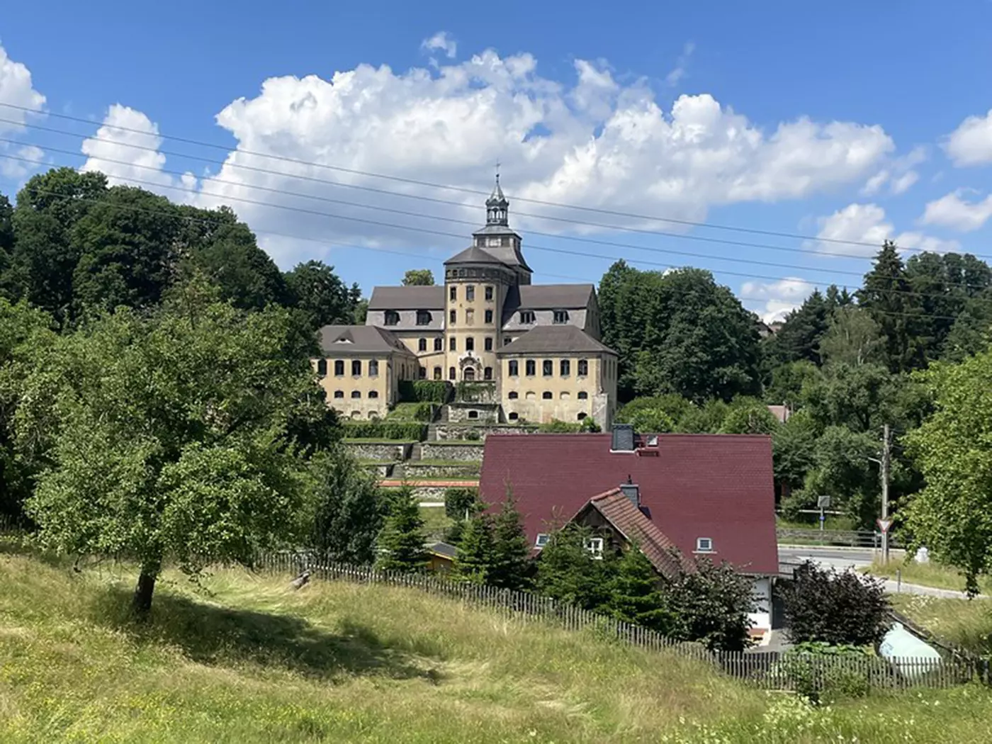 blick-auf-schloss-hainewalde-c-augustustours-lilli-sureck