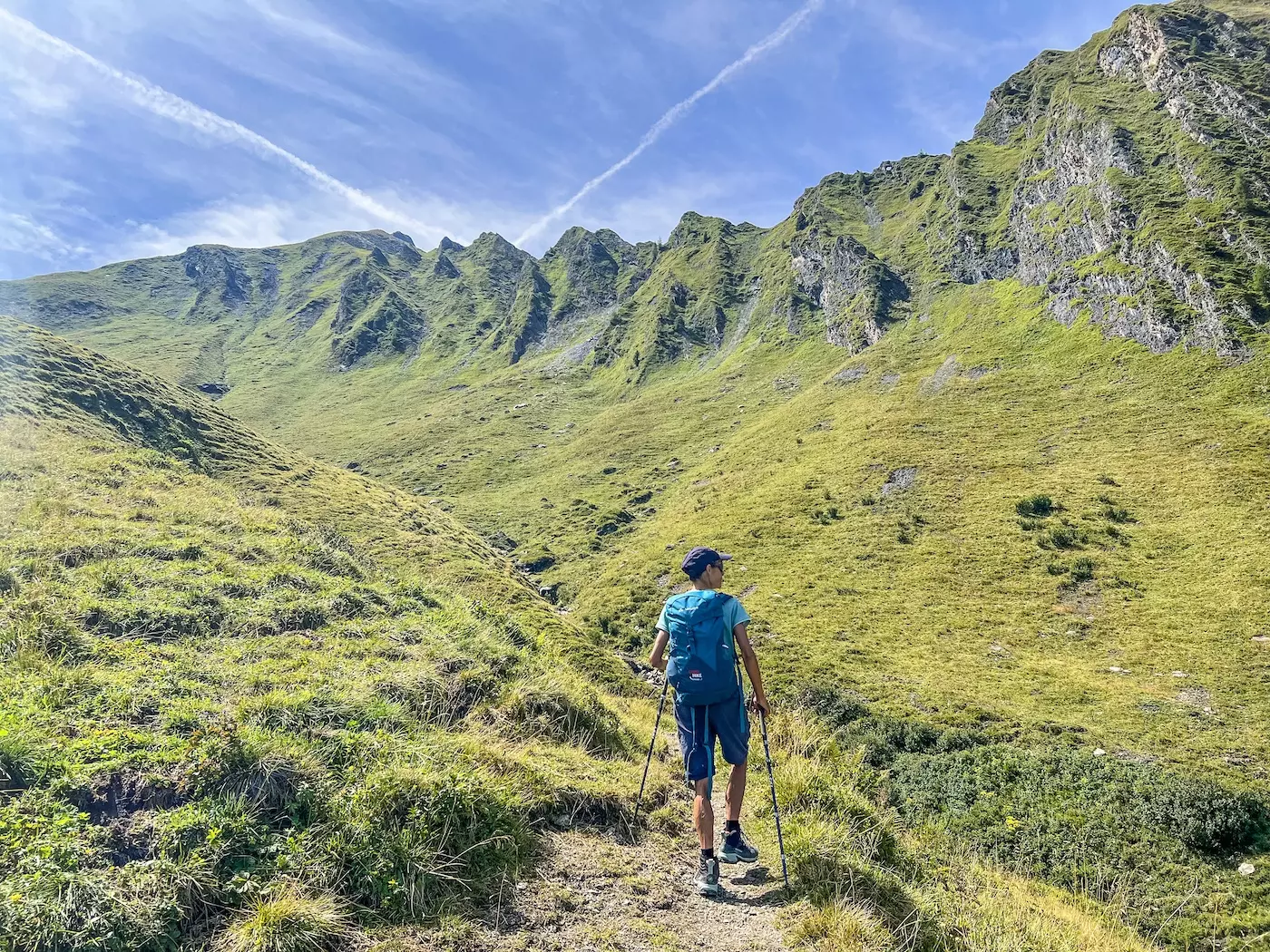 wanderreisen_hohe_tauern_huettentour_almwiese_wanderin
