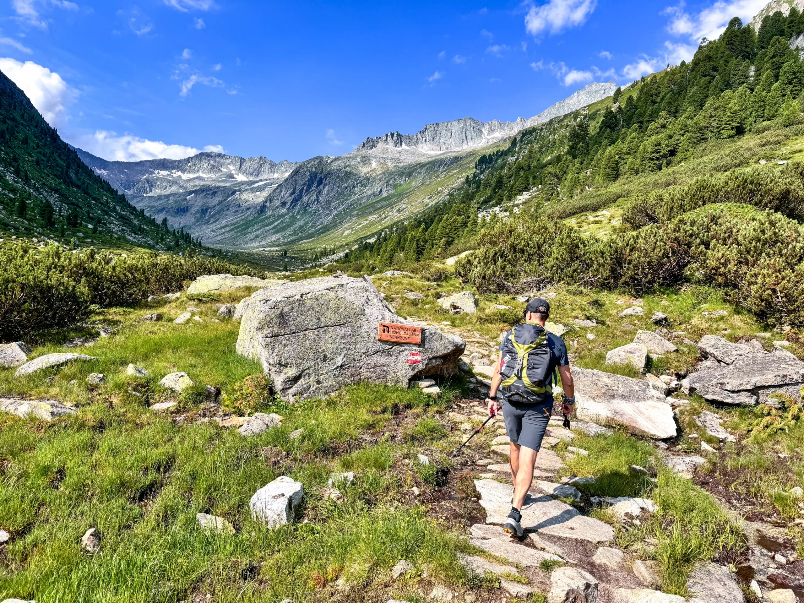 wanderreisen_hohe_tauern_huettentour_krimmler_achental_wanderer_markierung