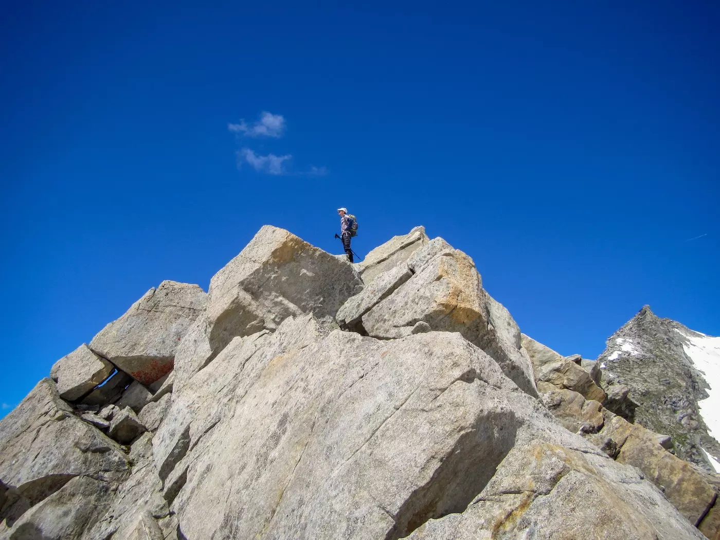 wanderreisen_hohe_tauern_huettentour_obersulzbachtal_felsen_wanderin
