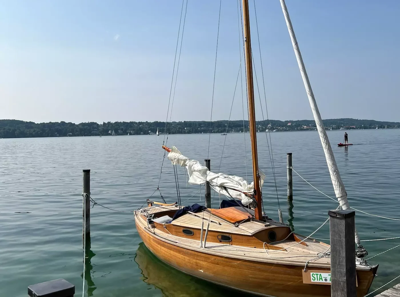Bootsteeg-Starnberger-See-mit-Holzboot